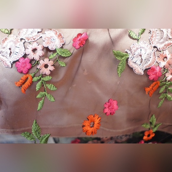 Floral embroidered top - Picture 7 of 7